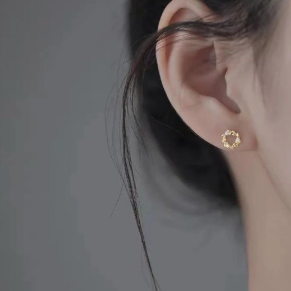 925 Silver Tiny Wreath Stud Earrings - 2 Colours Avaiable, CZ Circle Flower Plan